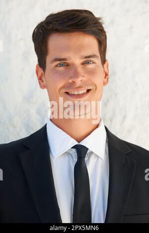 Schöner Bräutigam am großen Tag. Porträt eines gutaussehenden Bräutigams im Anzug, der dich anlächelt. Stockfoto