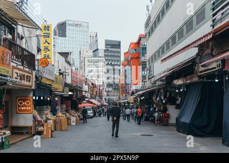 Überfüllte Aktivitäten am Vormittag auf dem Namdaemun-Markt. Seoul, Südkorea. Stockfoto