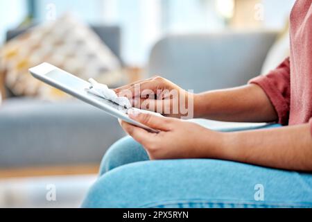 Frau, Tablet und Bildschirm zum Abwischen von Staub, Reinigen und Entfernen von Bakterien im Wohnzimmer. Desinfektion von Frauen, Mädchen und Geräten, Mikrofasertuch und schmutzig zu Stockfoto