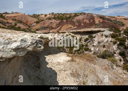 Ein Blick in den Hallett Cove Conservation Park in Adelaide in Südaustralien mit einem Kalksteinvorsprung im Vordergrund. Stockfoto