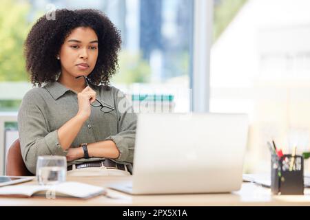 Business-Laptop, Denker und schwarze Frau im Büro, die versucht, das Problem zu lösen. Idee, Fokus und weibliche Mitarbeiterin aus Südafrika mit Computer-Reflexa Stockfoto