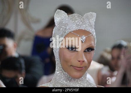 New York, USA. 01. Mai 2023. Doja Cat kommt zur Eröffnung der Ausstellung „Karl Lagerfeld: Eine Linie der Schönheit“ in der Kostümgala des Metropolitan Museum of Art an. Kredit: Christina Horsten/dpa/Alamy Live News Stockfoto