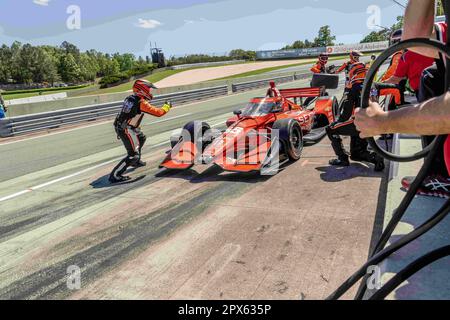 Birmingham, AL, USA. 30. April 2023. BENJAMIN PEDERSEN (R) (55) aus Kopenhagen, Dänemark, bringt sein Auto während des „Childrens of Alabama“ Indy Grand Prix im Barber Motorsports Park in Birmingham AL. Zur Inspektion. (Kreditbild: © Walter G. Arce Sr./ZUMA Press Wire) NUR REDAKTIONELLE VERWENDUNG! Nicht für den kommerziellen GEBRAUCH! Stockfoto