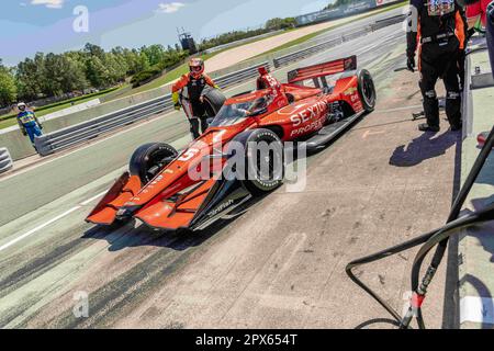 Birmingham, AL, USA. 30. April 2023. BENJAMIN PEDERSEN (R) (55) aus Kopenhagen, Dänemark, bringt sein Auto während des „Childrens of Alabama“ Indy Grand Prix im Barber Motorsports Park in Birmingham AL. Zur Inspektion. (Kreditbild: © Walter G. Arce Sr./ZUMA Press Wire) NUR REDAKTIONELLE VERWENDUNG! Nicht für den kommerziellen GEBRAUCH! Stockfoto