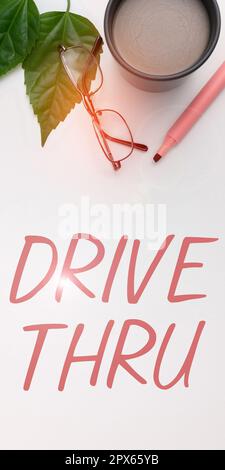 Schreiben mit Text Drive Thru, Internet Concept Place, wo Sie die Art des Service erhalten, indem Sie durch den Drive Thru fahren Stockfoto