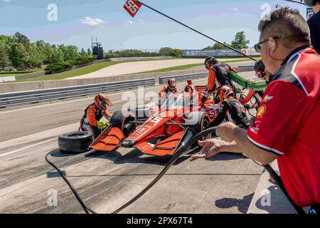 Birmingham, AL, USA. 30. April 2023. BENJAMIN PEDERSEN (R) (55) aus Kopenhagen, Dänemark, bringt sein Auto während des „Childrens of Alabama“ Indy Grand Prix im Barber Motorsports Park in Birmingham AL. Zur Inspektion. (Kreditbild: © Walter G. Arce Sr./ZUMA Press Wire) NUR REDAKTIONELLE VERWENDUNG! Nicht für den kommerziellen GEBRAUCH! Stockfoto