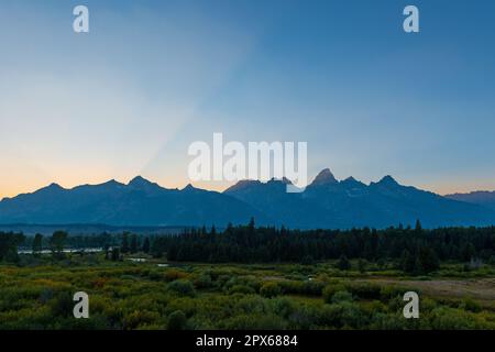 Grand Teton Berggipfel mit Sonnenschein bei Sonnenuntergang, Grand Teton Nationalpark, Wyoming, USA. Stockfoto