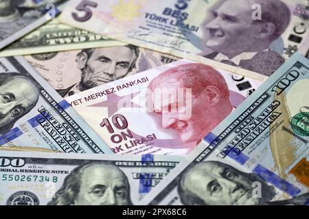 Türkische Lira und US-Dollar in Banknoten. Konzept von Wechselkurs, Handel und Tourismus Stockfoto