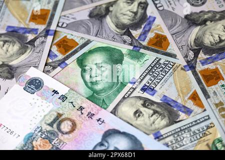 Chinesische Yuan-Banknoten und US-Dollar. Konzept des Handelskrieges zwischen China und den USA, Ökonomie, Sanktionen Stockfoto