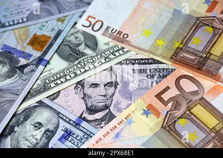 US-Dollar und Euro-Banknoten. Konzept des Wechselkurses, der Investitionen und des Handels zwischen den Vereinigten Staaten und der Europäischen Union Stockfoto