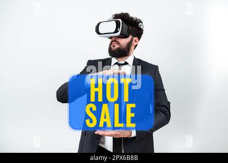 Schild mit „Hot Sale“, ein Wort, das auf „Hochwertige Produkte mit hohem Preisnachlass“ geschrieben wurde. „Black Friday“ Stockfoto