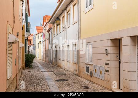 Fußgängerzone mit Kopfsteinpflaster in Cascais, Portugal Stockfoto