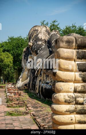 Der liegende buddha im Wat Lokayasutharam in der Stadt Ayutthaya in der Provinz Ayutthaya in Thailand, Thailand, Ayutthaya, November 2022 Stockfoto