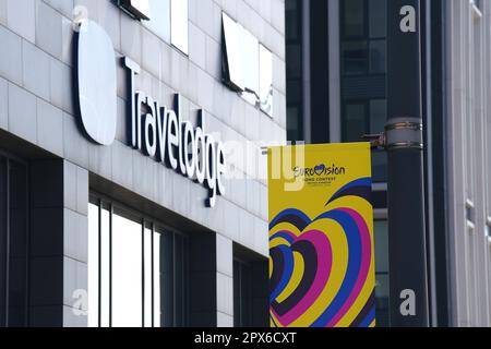 Aktenfoto vom 18. Oktober 4/2023 der Beschilderung, die den Eurovision Song Contest vor einem Travelodge Hotel in Liverpool bewerbt. Der Eurovision Song Contest könnte laut einer Wirtschaftsprognose Besucherausgaben in Liverpool in Höhe von bis zu £40 Mio. € bringen. Da sich die Stadt in der letzten Vorbereitungsphase befindet und Tausende von Besuchern die Feierlichkeiten genießen werden, prognostiziert NatWest, dass die Eurovision-Fans im Laufe der Veranstaltung mindestens £40 Millionen US-Dollar ausgeben werden. Ausgabedatum: Dienstag, 2. Mai 2023. Stockfoto