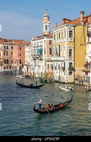 Gondolieri, die ihr Gewerbe auf den Canal Grande Venedig Stockfoto