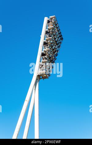 Flutlichtmast eines Fußballstadions Stockfoto