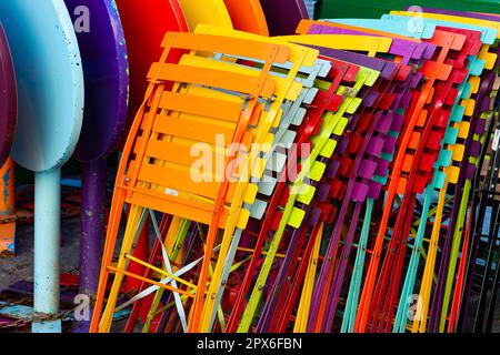 Farbenfrohe Klappstühle, Paris, Frankreich Stockfoto