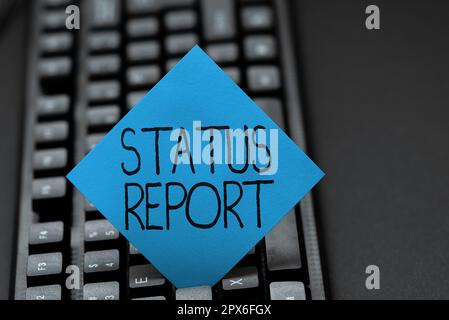 Inspiration mit Statusbericht „Vorzeichen“ und „Aktualisierung der Geschäftsidee – Zusammenfassung der Situationen in einem bestimmten Zeitraum“ Stockfoto