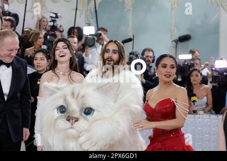 New York, Usa. 01. Mai 2023. Anne Hathaway Jared Leto und Salma Hayek treffen auf dem roten Teppich für die Met Gala im Metropolitan Museum of Art ein und feiern die Eröffnung von Karl Lagerfeld: A Line of Beauty in New York City am Montag, den 1. Mai 2023. Foto: John Angelillo/UPI Credit: UPI/Alamy Live News Stockfoto