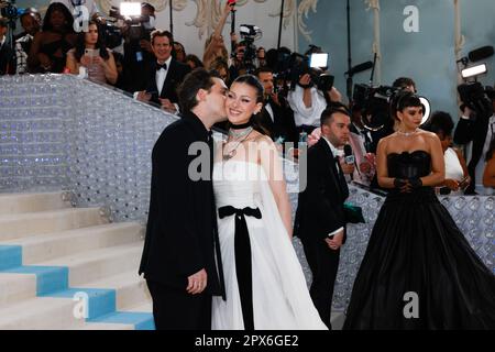 New York, Usa. 01. Mai 2023. Brooklyn Beckham und Nicola Peltz Beckham kommen auf dem roten Teppich für die Met Gala im Metropolitan Museum of Art an und feiern die Eröffnung von Karl Lagerfeld: A Line of Beauty in New York City am Montag, den 1. Mai 2023. Foto: John Angelillo/UPI Credit: UPI/Alamy Live News Stockfoto