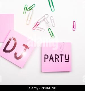Inspiration mit dem Schild „DJ Party“, ein Wort, das auf eine Person geschrieben wurde, die aufgezeichnete populäre Musik im Radio vorstellt und spielt Stockfoto