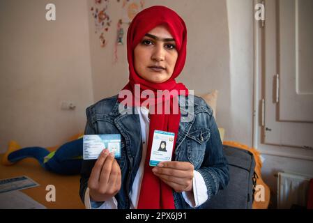 Barcelona, Spanien. 01. Mai 2023. Liza Anvary, ein afghanischer Flüchtling in Barcelona, zeigt ihren Universitätsausweis und den ihres früheren Jobs. Liza arbeitete für die afghanische Regierung, bevor die Taliban an die Macht kamen. Vor zwei Jahren musste der 34-Jährige nach zwei Mordversuchen der Terrorgruppe nach Pakistan und dann nach Spanien fliehen. Kredit: SOPA Images Limited/Alamy Live News Stockfoto