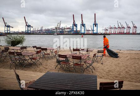 Hamburg, Deutschland. 02. Mai 2023. Ein Mitarbeiter des Hamburger Stadtreinigungsdienstes reinigt den Elbstrand bei Övelgönne. Kredit: Christian Charisius/dpa/Alamy Live News Stockfoto