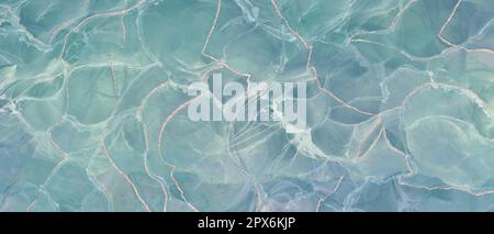 Hintergrundbanner im Marmorstil mit pfauenblauem Farbverlauf. Alkoholische Tintenkunst mit goldenem Glitzer. Wasser-, Meer- und Poolkonzept Stockfoto