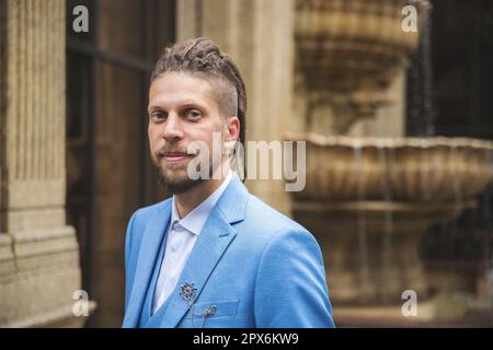 Porträt eines jungen erfolgreichen Geschäftsmanns draußen, sieh in die Kamera Stockfoto