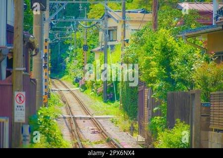 Jiango Island Electric Railway Line und Kamakura Cityscape. Drehort: Kamakura City, Präfektur Kanagawa Stockfoto