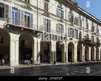 TURIN, ITALIEN - CA. SEPTEMBER 2022: Via Po Straße Stockfoto