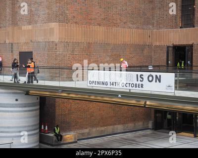 LONDON, Großbritannien - CIRCA OKTOBER 2022: Das Battersea Power Station wird am 14.. Oktober wiedereröffnet Stockfoto