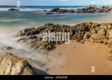 Lange Exposition am Meer in Povoa de Vazim, nördlich von Portugal Stockfoto