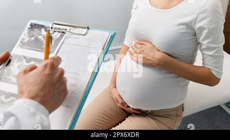 Kontroll-Ultraschall einer schwangeren Frau während eines Geburtshelfertermins im Krankenhaus Stockfoto