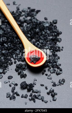 Schwarzes hawaiianisches Salz auf dem Löffel, Meersalz mit Aktivkohle Stockfoto
