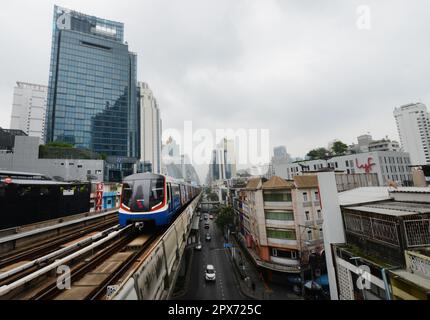 Die BTS Skytrain Sukhumvit Linie nähert sich der Nana Station. Bangkok, Thailand. Stockfoto