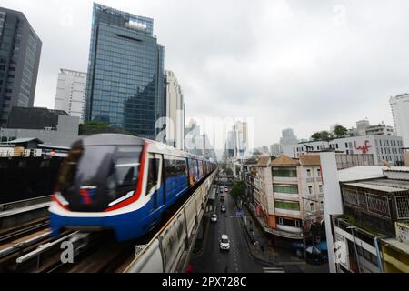 Die BTS Skytrain Sukhumvit Linie nähert sich der Nana Station. Bangkok, Thailand. Stockfoto