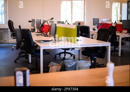 Hamburg, Deutschland. 17. April 2023. Frei verfügbare Workstations befinden sich im Büro des OME-Unternehmens. Wenn das Team des in Hamburg ansässigen Medien- und Digitalunternehmens OMR anruft, fragen viele Entscheidungsträger aus globalen Unternehmen und Prominenten nicht zweimal. Das OMR-Festival bringt auch so viele Menschen in die Stadt, dass es kaum noch Übernachtungsmöglichkeiten gibt. Kredit: Jonas Walzberg/dpa/Alamy Live News Stockfoto