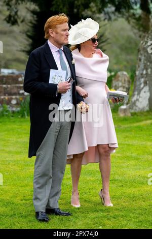 Prinz Harrys „Leihvater“ Mark Dyer und Frau Amanda Kline nehmen nach der Krebsschlacht an der Hochzeit seiner Nichte Teil. Stockfoto