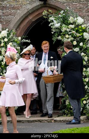 Prinz Harrys „Leihvater“ Mark Dyer und Frau Amanda Kline nehmen nach der Krebsschlacht an der Hochzeit seiner Nichte Teil. Stockfoto