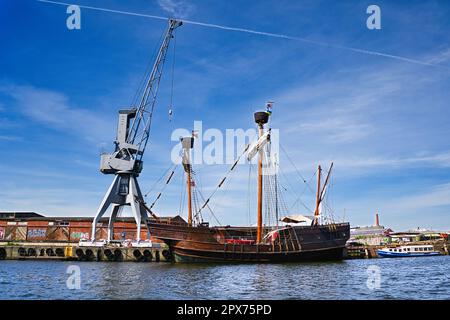 Blick auf die Segelschiffe in der Altstadt von Lübeck mit Blick auf die Handelshäuser Stockfoto