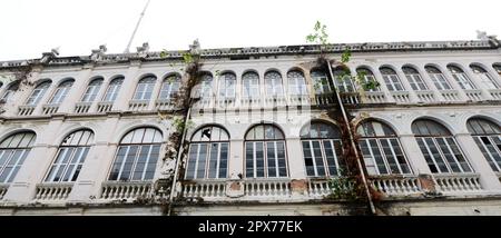 Das historische Gebäude der East Asiatic Company vor der Renovierung und Restaurierung. Bangkok, Thailand. Stockfoto