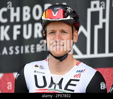 Eschborn, Deutschland. 01. Mai 2023. Radfahren: UCI WorldTour - Eschborn-Frankfurt (203,80 km), Männer. Pascal Ackermann vom Team Emirates der Vereinigten Arabischen Emirate bei der Fahrerpräsentation. Kredit: Arne Dedert/dpa/Alamy Live News Stockfoto