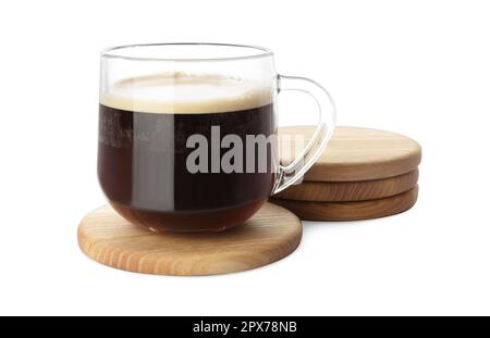 Gläserne Tasse Kaffee und stilvolle Untersetzer aus Holztassen auf weißem Hintergrund Stockfoto