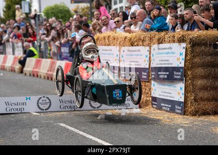 Der Fitch House Team-Wagen nimmt am Great Dunmow Soapbox-Rennen 2023 in Essex, Großbritannien, Teil. Ich nehme die Sprungrampe Stockfoto