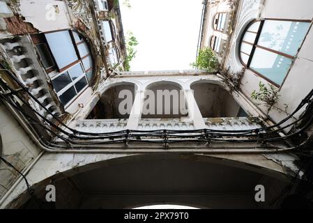 Das historische Gebäude der East Asiatic Company vor der Renovierung und Restaurierung. Bangkok, Thailand. Stockfoto