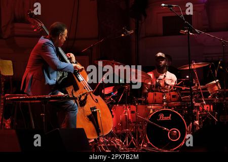 Stanley Clarke tritt beim Cheltenham Jazz Festival auf, 30. April 2023 Stockfoto