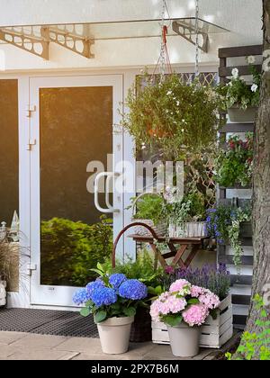 Außenansicht eines kleinen Blumenladens mit verschiedenen wunderschönen Pflanzen im Freien Stockfoto