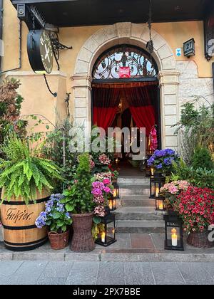 WARSCHAU, POLEN - 15. JULI 2022: Wunderschöne Pflanzen und Laternen in der Nähe des Eingangs zum Restaurant Stockfoto