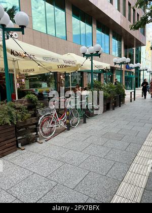 WARSCHAU, POLEN - 17. JULI 2022: Wunderschöner Blick auf ein modernes Café mit Außenterrasse Stockfoto